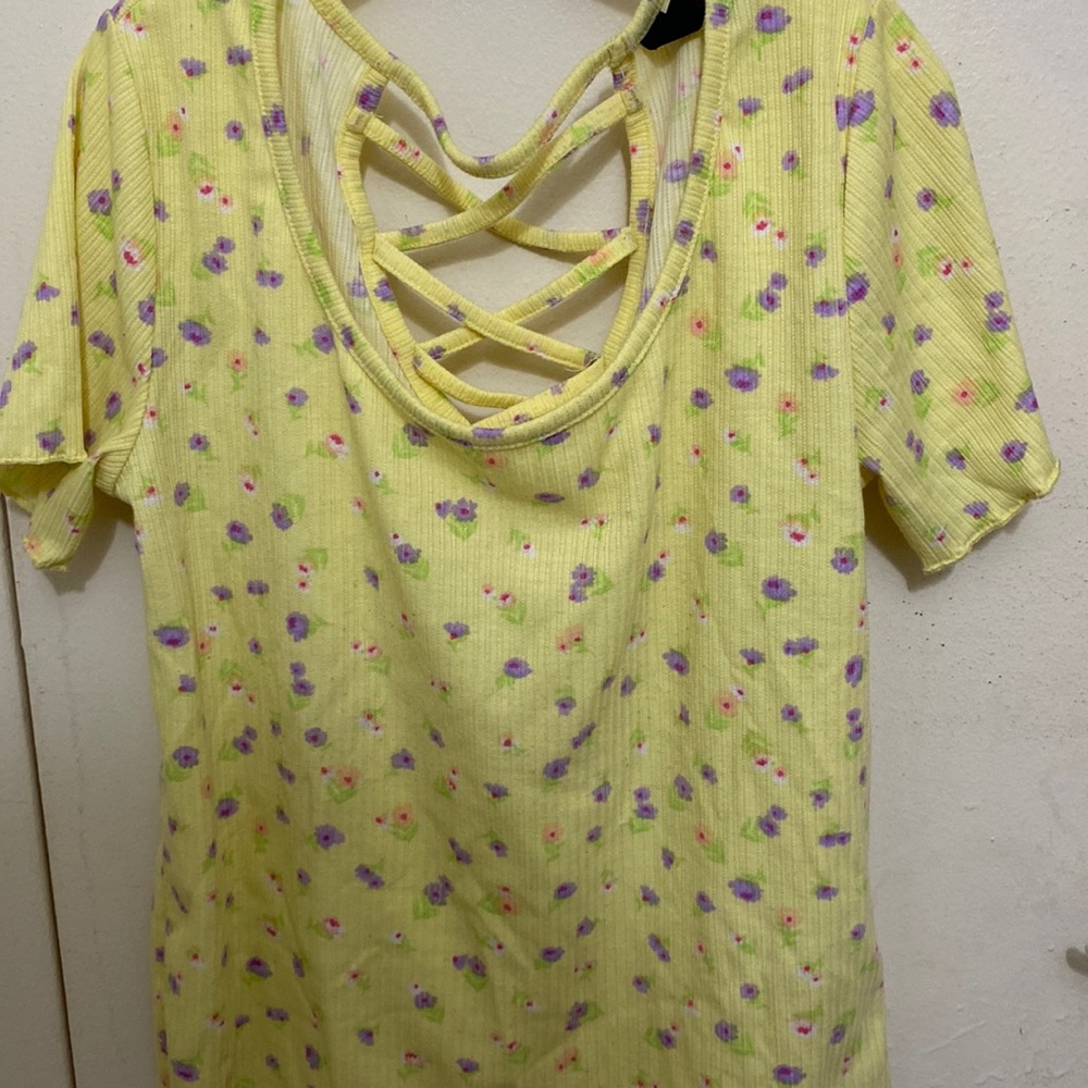 Lettuce trim floral top💛